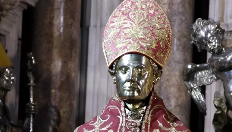 Napoli: tenta di rubare la mitra di San Gennaro, fermato 43enne